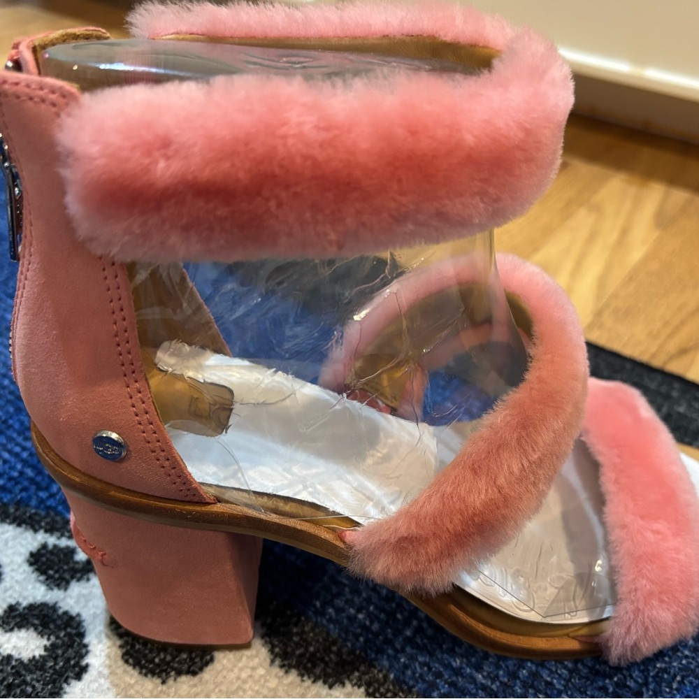 New never worn pair of pink UGG Del Rey sandals.  9.5.
